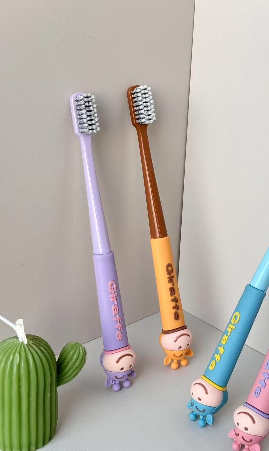 Y33 розовый Зубная щетка в футляре Жираф