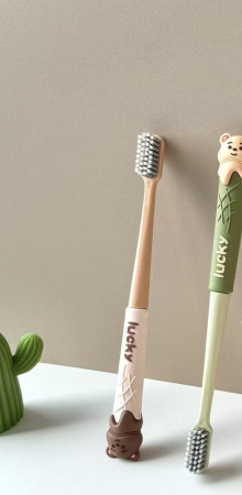 Y39 бежевый Зубная щетка в футляре Мишка