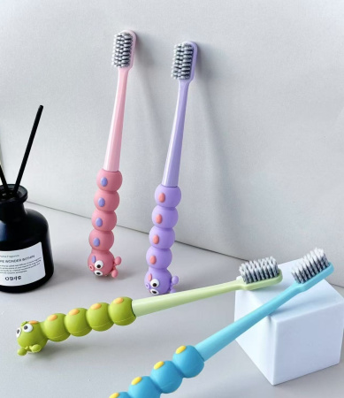 Y29 розовый Зубная щетка в футляре Гусеница